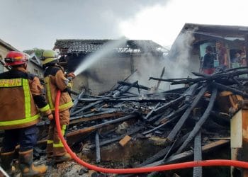 Korsleting Charger HP Picu Kebakaran Hanguskan 4 Rumah di Pasirwangi