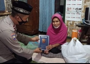 Sampaikan Amanah Kapolres Garut, Satbinmas Kunjungi Lansia Di Kadungora