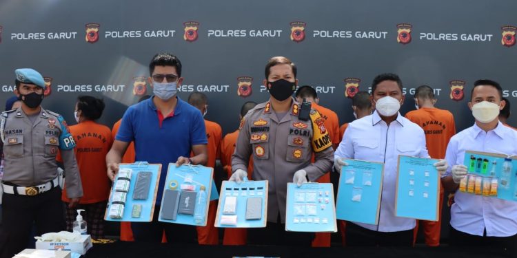 Ungkap Kasus Peredaran Narkoba, Polres Garut Amankan 6 Orang Tersangka
