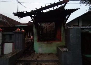 kios bensin eceran di Kampung Bebedahan, RT 03 RW 10, Desa Wanamekar,
