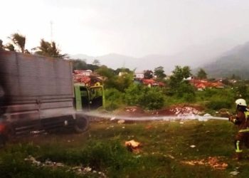 Diduga Rem Panas, Sebuah Truk Boks Terbakar Di Jalan Raya Limbangan Garoetpos.com.jpg