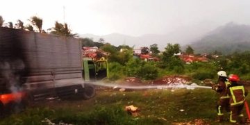 Diduga Rem Panas, Sebuah Truk Boks Terbakar Di Jalan Raya Limbangan Garoetpos.com.jpg