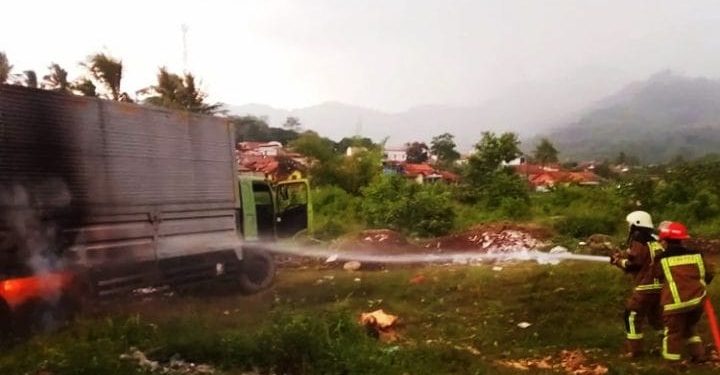 Diduga Rem Panas, Sebuah Truk Boks Terbakar Di Jalan Raya Limbangan Garoetpos.com.jpg