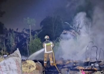 Kebakaran Melanda Dua Unit Rumah Panggung di Margawati, Kerugian Ditaksir 50 Juta Rupiah