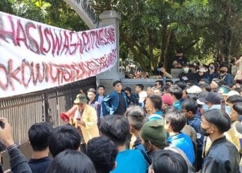 Mahasiswa Garut Demo di Gedung DPRD Ketua Dewan Dicaci-maki