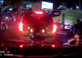 Detik-detik Kecelakaan Truk Milik Dinas LH Garut Hantam Kendaraan di Depannya