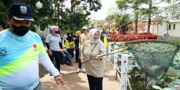 Anggota DPRD Kabupaten Garut Bersihkan Eceng Gondok di Situ Bagendit