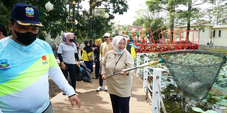 Anggota DPRD Kabupaten Garut Bersihkan Eceng Gondok di Situ Bagendit