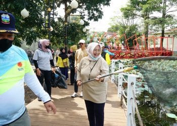 Anggota DPRD Kabupaten Garut Bersihkan Eceng Gondok di Situ Bagendit