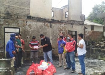 Kebakaran di Malangbong Hanguskan Tiga Rumah, Yudha Puja Turnawan Berikan Santunan