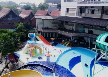 Sensasi Waterboom Tirta Kencana Garut, Wisata Kolam Air Panas Ramah Bagi Anak