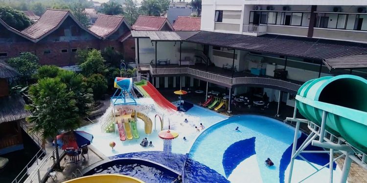 Sensasi Waterboom Tirta Kencana Garut, Wisata Kolam Air Panas Ramah Bagi Anak