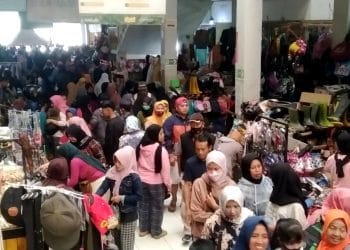 H-1 Lebaran Pengunjung Pasar Rakyat Wanaraja Membludak, Petugas Perketat Keamanan