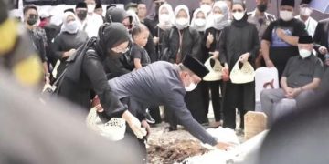 Ridwan Kamil dan Atalia Tabur Bunga Setelah Pemakaman Eril Selesai