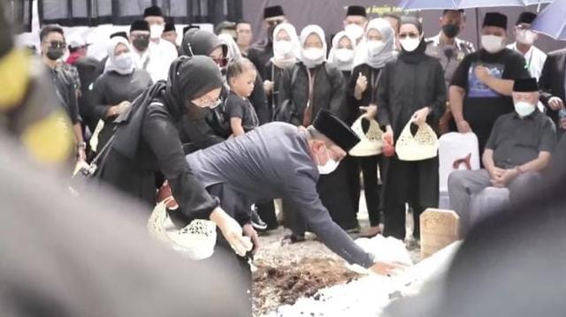 Ridwan Kamil dan Atalia Tabur Bunga Setelah Pemakaman Eril Selesai