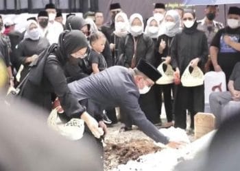 Ridwan Kamil dan Atalia Tabur Bunga Setelah Pemakaman Eril Selesai