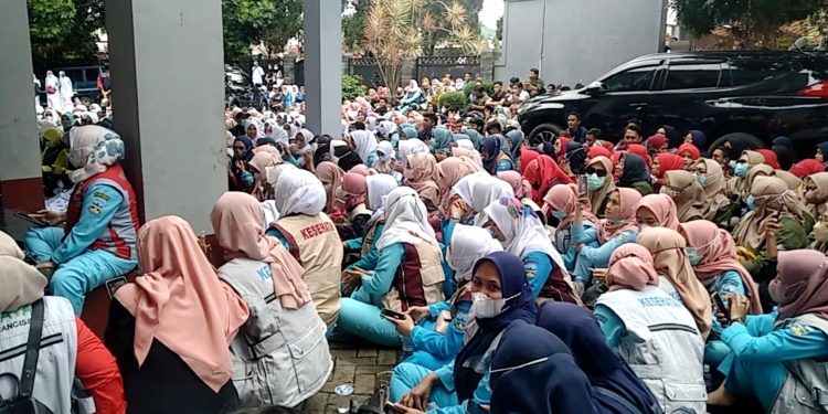 Merasa Dianak Tirikan, Sejumlah Nakes Honorer di Garut Gelar Aksi Unjuk Rasa di Gedung DPRD