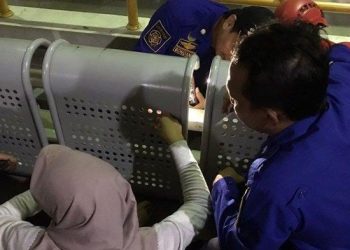 Iseng Masukan Jari Tangan Ke Lubang Kursi Hingga Terjepit, Mahasiswi Cantik Ini Dievakuasi Damkar