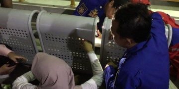 Iseng Masukan Jari Tangan Ke Lubang Kursi Hingga Terjepit, Mahasiswi Cantik Ini Dievakuasi Damkar