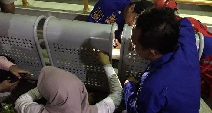 Iseng Masukan Jari Tangan Ke Lubang Kursi Hingga Terjepit, Mahasiswi Cantik Ini Dievakuasi Damkar