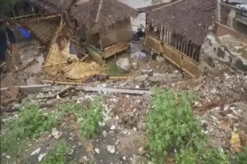 'RM Saung Tiga' di Sawangan Depok Longsor, Polisi : 2 Orang Meninggal Dunia 1 Luka Parah