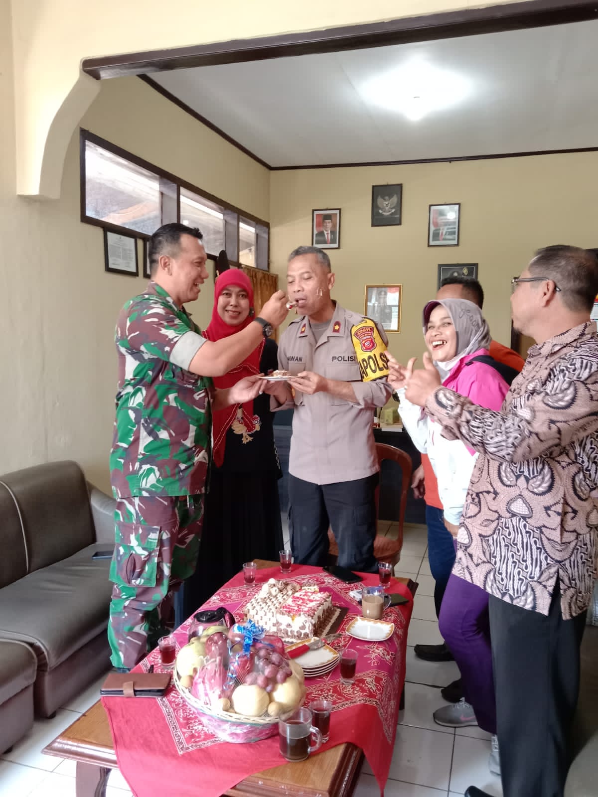 Hari Bhayangkara ke 76, Koramil dan Pejabat dari Tiga Kecamatan Geruduk Mapolsek Wanaraja