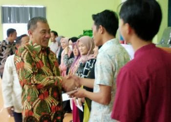 Kepsek SMKN 1 Garut berikan Reward ke 8 Guru Pembimbing Berprestasi
