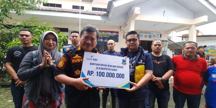 Pemkab Garut Terima Bantuan 100 Juta Rupiah dari Bank BJB untuk Penyintas Bencana