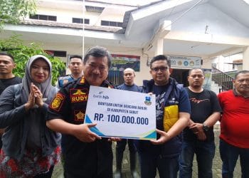 Pemkab Garut Terima Bantuan 100 Juta Rupiah dari Bank BJB untuk Penyintas Bencana