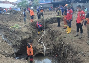 Apkari Jabar Turun Tangan dalam Pembersihan Sisa Material Banjir di Garut