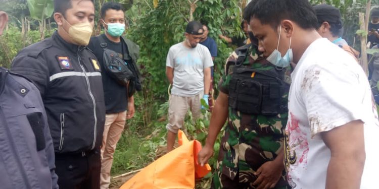 Polsek Wanaraja Polres Garut Evakuasi Temuan Mayat Pria Tanpa Identitas di Sukamenak