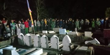Wujud Penghormatan Kepada Pahlawan, Kapolsek Wanaraja Pimpin Upacara Renungan Suci di Makam Cinunuk