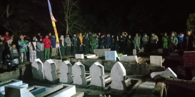 Wujud Penghormatan Kepada Pahlawan, Kapolsek Wanaraja Pimpin Upacara Renungan Suci di Makam Cinunuk