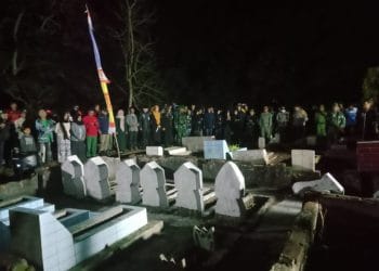 Wujud Penghormatan Kepada Pahlawan, Kapolsek Wanaraja Pimpin Upacara Renungan Suci di Makam Cinunuk
