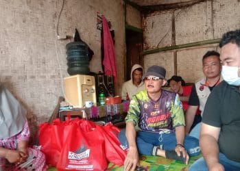 Legislator DPRD Garut Sambangi Warga Maripari Sukawening Yang Tinggal Dirumah Reyot Nyaris Roboh