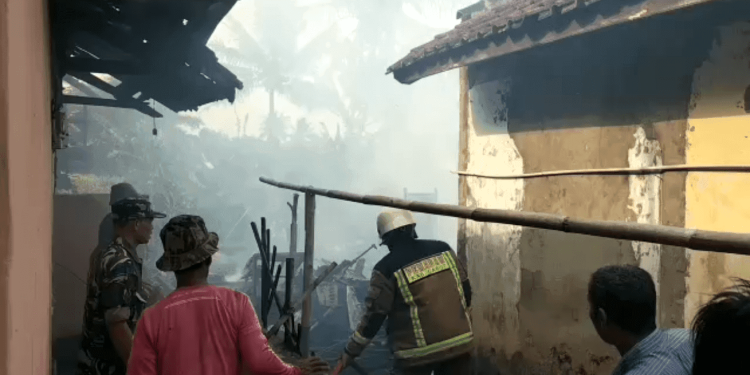 Akibat Tungku Lupa Dimatikan, Dua Rumah Panggung di Banyuresmi Ludes Terbakar