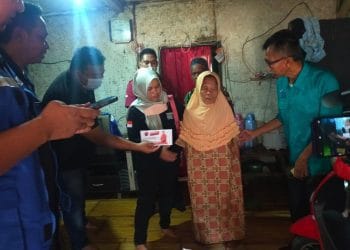 Ketua DPC PDI Perjuangan Garut dan Dinsos Berikan Bantuan Pada Korban Kebakaran di Banyuresmi