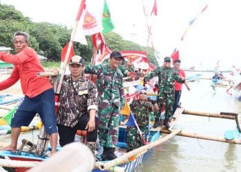 Meriahnya Lomba Hias Perahu Nelayan Piala Dandim 0611/Garut Th 2022 di Pantai Santolo Dalam Rangka HUT TNI ke 77