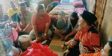 Longsor Akibatkan Satu Rumah di Malangbong Roboh, Anggota DPRD Garut Kunjungi Korban Berikan Bantuan