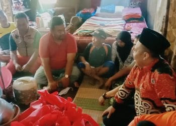 Longsor Akibatkan Satu Rumah di Malangbong Roboh, Anggota DPRD Garut Kunjungi Korban Berikan Bantuan