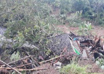 Dua Rumah Warga Tertimbun Longsor di Kampung Ciseupan Bungbulang