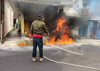 Kebakaran Melanda Sebuah Kios Tambal Ban Plus Bensin Eceran di Wanaraja