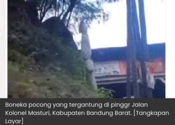Sering Bikin Kaget Pengendara, Pria Ini Lepas Tali Pocong Yang Menggantung di Pinggir Jalan