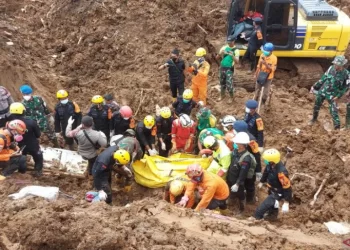 Tim SAR Gabungan Evakuasi Jasad Ayah dan Anak di Lokasi Gempa Cianjur