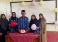 Para Siswa SDN 1 Cikondang Berikan Kue Ultah Pada Guru