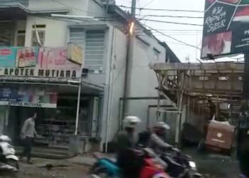 Konsleting Timbulkan Percikan Api di Tiang Listrik, Warga Cihuni Panik