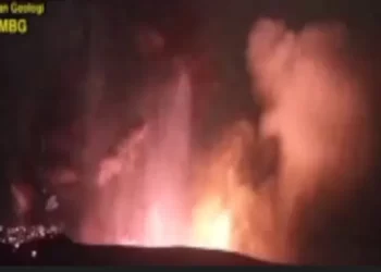 gunung anak krakatau kembali meletus_1.jpg