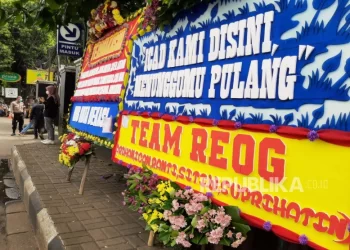 Jelang Vonis Putusan, Karangan Bunga Untuk Bharada E Berjajar di Depan PN Jaksel