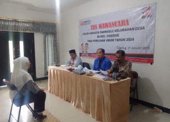 Komisioner Panwaslu Kecamatan Cigedug sedang mewawancarai salah seorang peserta calon PKD.