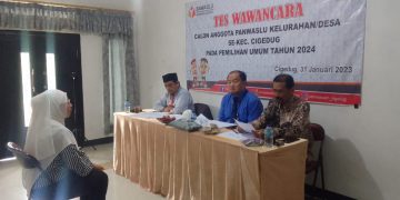 Komisioner Panwaslu Kecamatan Cigedug sedang mewawancarai salah seorang peserta calon PKD.